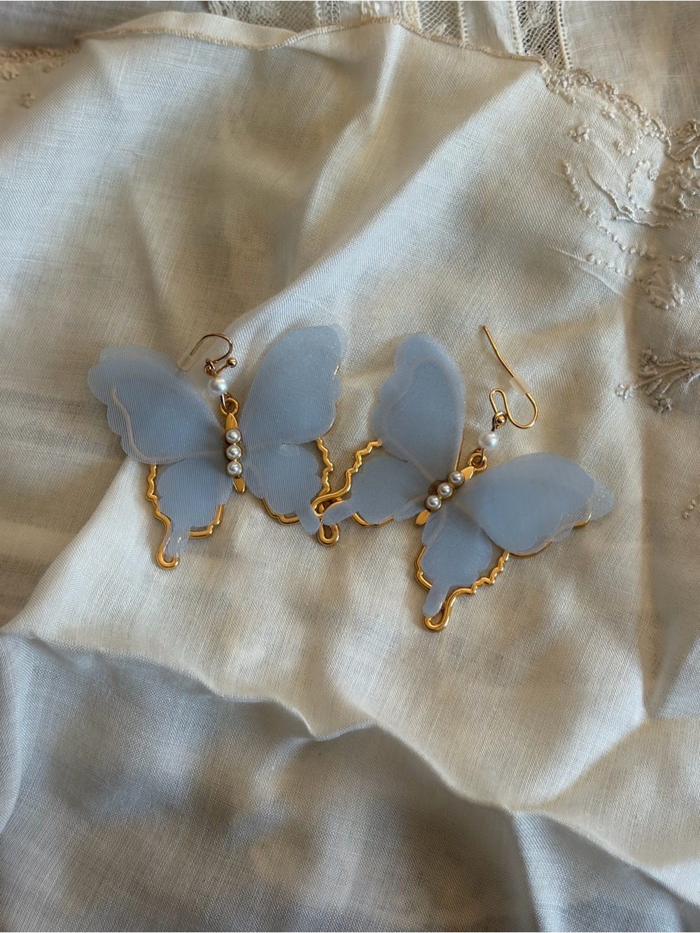Blue butterfly earrings with gold accents and pearl details #butterfly #pearl